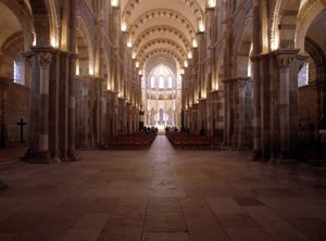 Wnętrze Cathedrale de Vezelay (89): Nawa. autorstwa Romanesque