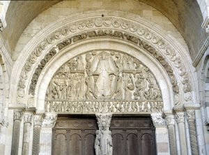Sąd ostateczny, rzeźbiony tympanon katedry św. Łazarza Autuna, sztuka romańska XIII wieku. Autun, Saone i Loire, Burgundia, Francja.