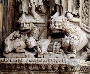 Potwory. Rzeźbione wsparcie kolumny autorstwa Romanesque