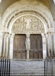 Portal katedry św. Łazarza (rzeźbiona błona bębenkowa ilustruje sąd ostateczny). Autun