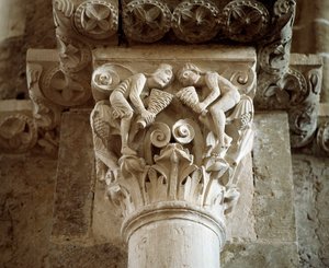 Reprezentacja Wiatrów (rzeźbiona stolica) autorstwa Romanesque