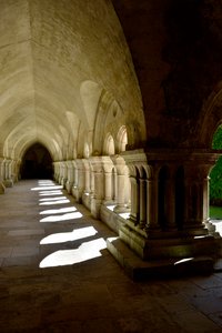 Architektura romańska: galeria krużganków opactwa cystersów w Fontenay, Burgundia autorstwa Romanesque