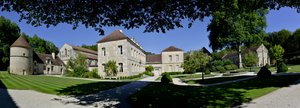 Architektura romańska: panoramiczny widok na opactwo cystersów w Fontenay, Burgundia autorstwa Romanesque