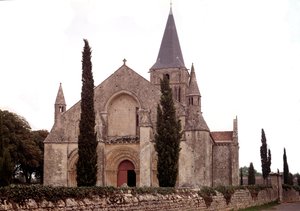 Architektura romańska: widok na kościół Aulnay autorstwa Romanesque