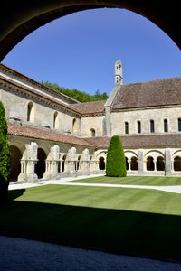 Architektura romańska: widok na krużganek i zabudowania opactwa cystersów w Fontenay, Burgundia autorstwa Romanesque