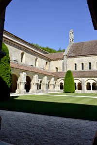 Architektura romańska: widok na krużganek i zabudowania opactwa cystersów w Fontenay, Burgundia autorstwa Romanesque