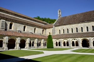 Architektura romańska: widok na krużganek i zabudowania opactwa cystersów w Fontenay, Burgundia autorstwa Romanesque