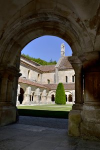 Architektura romańska: widok na krużganek i zabudowania opactwa cystersów w Fontenay, Burgundia autorstwa Romanesque
