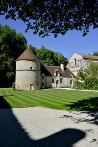 Architektura romańska: widok na gołębnik i budę opactwa cystersów Fontenay, Burgundia autorstwa Romanesque