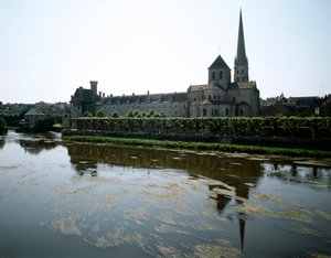 Sztuka romańska: widok opactwa Saint-Savin-sur-Gartempe (Saint Savin sur Gartempe), założonego w XI wieku. Saint Savin, Wiedeń autorstwa Romanesque