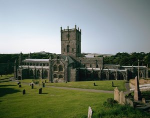 Sztuka romańska: widok kościoła św. Dawida zbudowanego między VI a XII wiekiem. Święty Dawid, Walia, Anglia autorstwa Romanesque