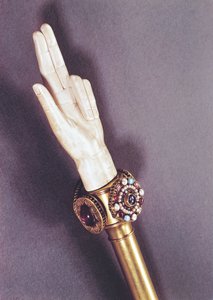 Dłoń Sprawiedliwości Królów Francji, ze Skarbca St. Denis (kość słoniowa i kamienie szlachetne) (patrz także 110931)