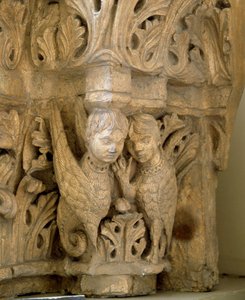 Wierzch zdobi syreny i ptaki na wzór tych z kościoła Saint Loup de Naud (Sekwana i Marna) 1170. Paryż, Muzeum Zabytków angielski autorstwa Romanesque