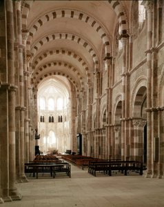 Opactwo Vezelay (89), nawa bazyliki Santa Maria Magdalene. XII wiek. autorstwa Romanesque