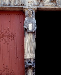 Widok rzeźby na środkowym filarze portalu centralnego (1140-1200) autorstwa Romanesque