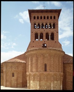 Widok kościoła z dzwonnicą autorstwa Romanesque