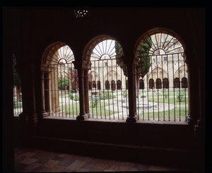 Widok na krużganek katedry Sainte Thecle (Sainte-Thecle) w Tarragona autorstwa Romanesque