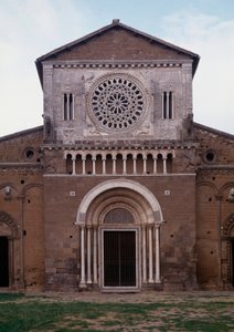 Widok fasady kościoła San Pietro (ok. 1250, restauree 1870) Tuscania, włochy (Fasada kościoła św Piotra (san Pietro), zbudowana ok. 1250 i odrestaurowana w 1870, Tuscania, Włochy) autorstwa Romanesque