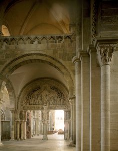 Widok na narteks i środkową błonę bębenkową przedstawiające misję apotrów. Bazylika Santa Maria Magdalene (Sainte Marie Madeleine (1096-1106), Vezelay, Yonne autorstwa Romanesque