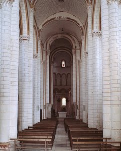 Widok nawy autorstwa Romanesque