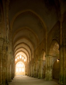 Widok na nawę kościoła opactwa cysterskiego założonego w XII wieku. autorstwa Romanesque