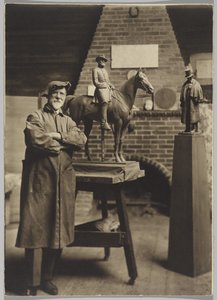 W studiu, Cyrus Dallin (zdjęcie czarno-białe) autorstwa Ross W. Baker