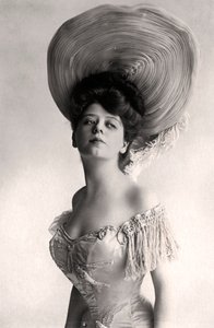 Camille Clifford 1885-1971, belgijska aktorka, 1905.