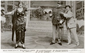 Członkowie obsady Oh! Oh! Delfina!!!, ok. 1916. autorstwa Rotary Photo