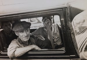 Bez tytułu (mężczyźni w ciężarówce) autorstwa Russell Lee