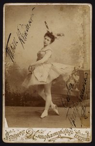 Tancerka baletowa (zdjęcie czarno-białe) autorstwa Russian Photographer (after)