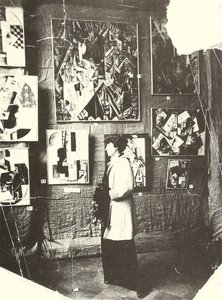 Alexandra Ekster przed obrazami Udaltsovej na wystawie The Store, Moskwa autorstwa Russian Photographer