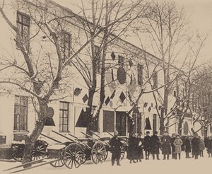 Malewicz i uczniowie szkoły artystycznej dekorujący Białe Koszary w Witebsku, grudzień 1919 r. (zdjęcie czarno-białe) autorstwa Russian Photographer