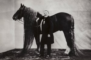 Rosyjski cyrkowiec Akim Nikitin z koniem autorstwa Russian Photographer