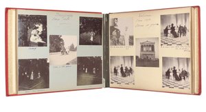 Rosyjska rodzina cesarska, strona z albumu fotograficznego, ok. 1897-99 (zdjęcie czarno-białe) (zob. także 487673-80) autorstwa Russian Photographer