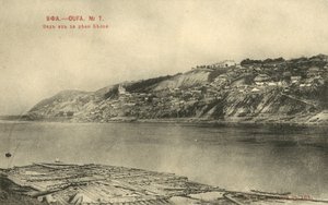 Widok na Ufę, Rosja, zza rzeki Biełaja (zdjęcie czarno-białe) autorstwa Russian Photographer