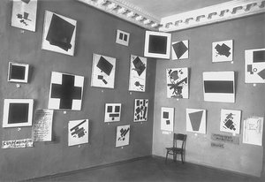 Widok sali z Czarnym Kwadratem Malewicza i innymi obrazami suprematystów, Ostatnia Futurystyczna Wystawa Malarstwa 0.10, Piotrogród, zima 1915-16 autorstwa Russian Photographer