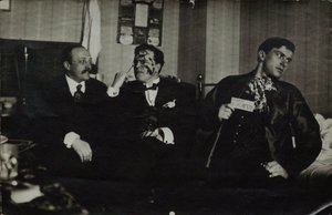Władimir Majakowski (po prawej) z Davidem Burlyuk (w środku) i Andrei Shemshurin, 1914, Moskwa autorstwa Russian Photographer