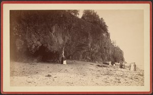 [Grupa ludzi na brzegu w pobliżu klifów, prawdopodobnie w Mt. Desert, Maine]. autorstwa S.R. Stoddard