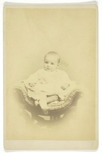 Portret siedzącego niemowlęcia bez tytułu, 18501899. autorstwa S. A. Thomas
