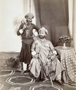 Jego Wysokość Maharaja Tukoji Rao (1844-86) II z Indore i asystent, 1877 (druk albumowy)