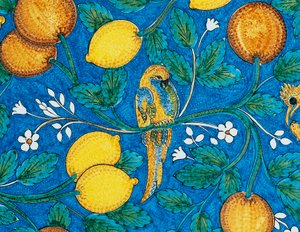 Owoce cytrusowe, kwiaty i ptaki na niebieskim tle, detal dekoracyjny ze stołu, majolika z kamienia lawowego, manufaktura Salvatore Gurreri, Caltagirone, Sycylia, Włochy, XX wiek autorstwa Salvatore Gurreri manufacture
