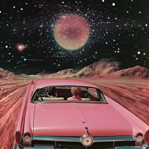 Różowy samochód „Cosmic Drive” autorstwa Samantha Hearn