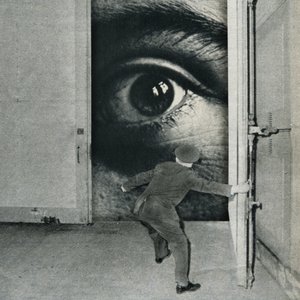Surrealistyczne spojrzenie za drzwi