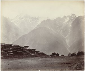 Widok Chini z Himalajami w tle Panoramiczny widok na Chini (tytuł oryginalny) autorstwa Samuel Bourne (attributed to)