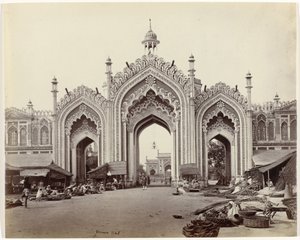 Brama na bazar Hosseinabad, Lucknow Brama bazaru Hooseinabad (tytuł oryginalny)