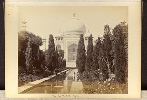 Agra; Tadź Mahal, widok od fontanny autorstwa Samuel Bourne