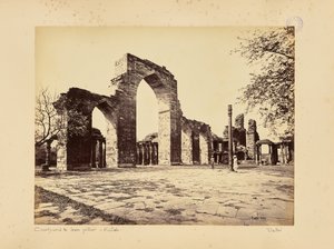 Delhi; Kutub Minar, widok ogólny łuków autorstwa Samuel Bourne