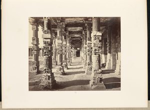 Delhi; Kutub Minar, widok wnętrza wschodniej kolumnady autorstwa Samuel Bourne