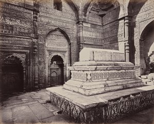 Delhi. Grobowiec cesarza Shums ooo deen Allomsha, budowniczego Qutb Minaru w ruinach starego Delhi autorstwa Samuel Bourne