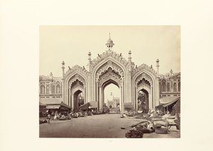 Lucknow; brama bazaru Hooseinabad autorstwa Samuel Bourne